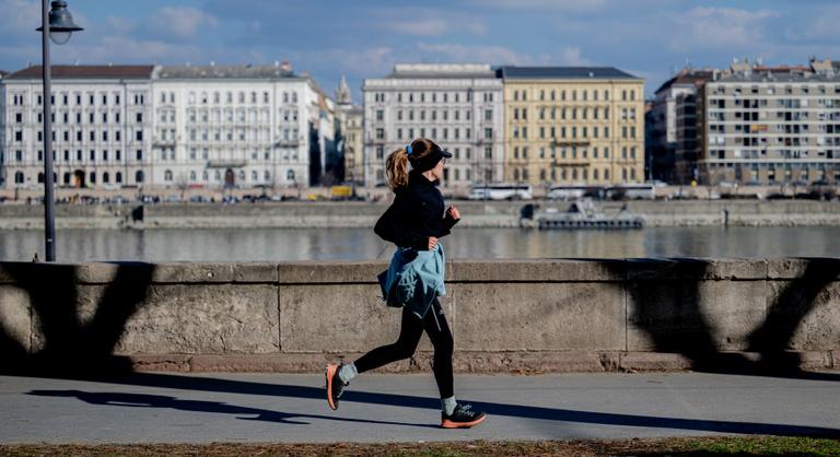 Tavaszi zsongás: 20 fokos csúcsokkal és frissítő záporok az ünnepi hétvége előtt