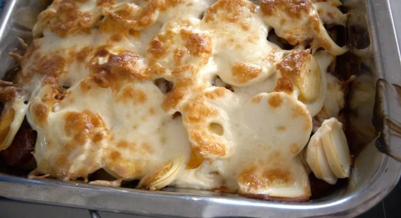 Ettől lesz igazán krémes a rakott krumpli: tejföl helyett ezt használjuk