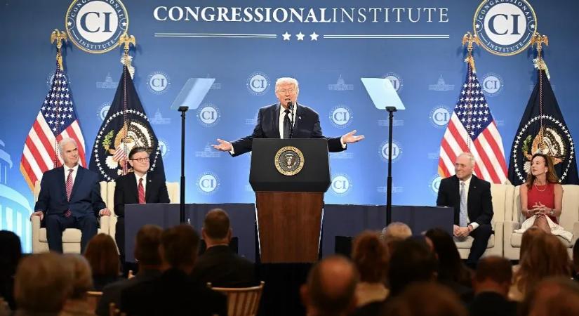 Trumpék kivonták a szankciós körből és engedélyezték a tengeren rekedt orosz olaj felvásárlását