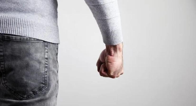 Őrület Balatonalmádiban: gázt szívott, halállal fenyegette a főbérlőjét – letartóztatták a zaklató férfit