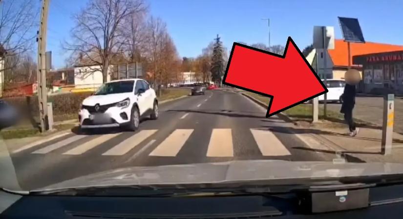 Ketten is áthajtottak a gyalogos orra előtt a zebrán: kitalálod milyen autó engedte volna el szemből?