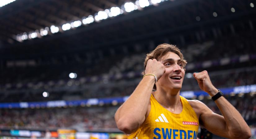 Saját maga által írt slágere dallamaira javított újabb világcsúcsot a fenomén