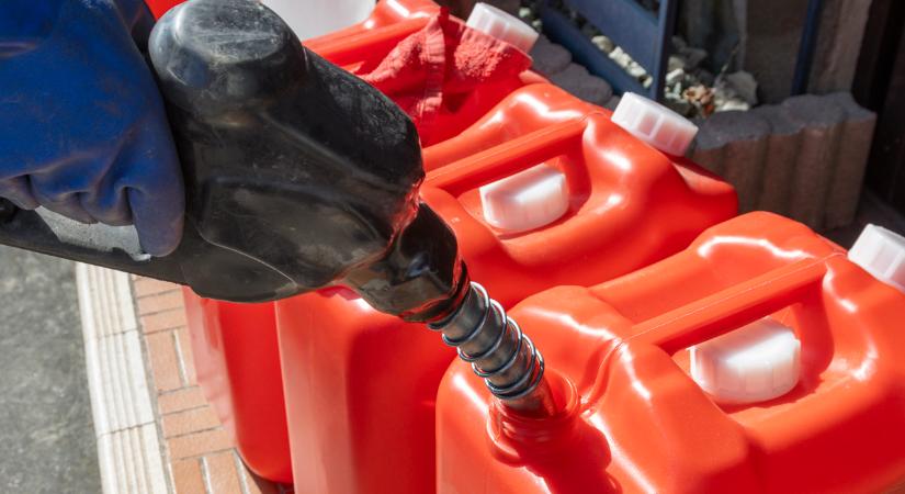 Rendőrök kérdezgetik a gazdáktól és fuvarozóktól, hogy mennyi üzemanyagot tudnak tárolni