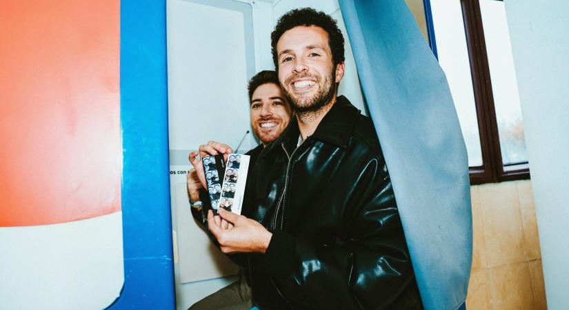 „Sosem kenjük be egymás hátát naptejjel, inkább férfiasan leégünk.” – A Tesó Kódex 10 alapszabálya