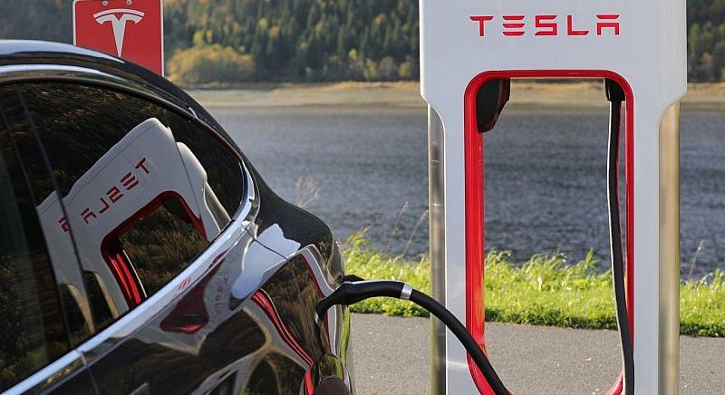 Kulcsfontosságú vezetők hagyják el a Teslát