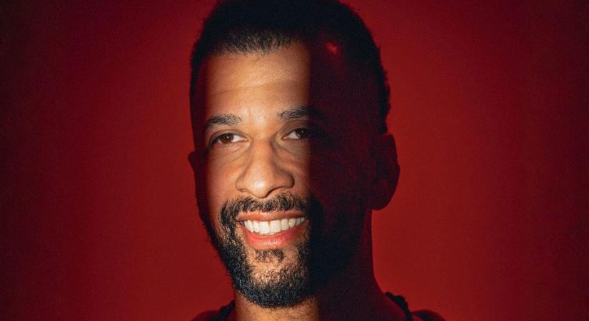 Amit nem látunk a poén mögött – Musimbe Dennis humorista