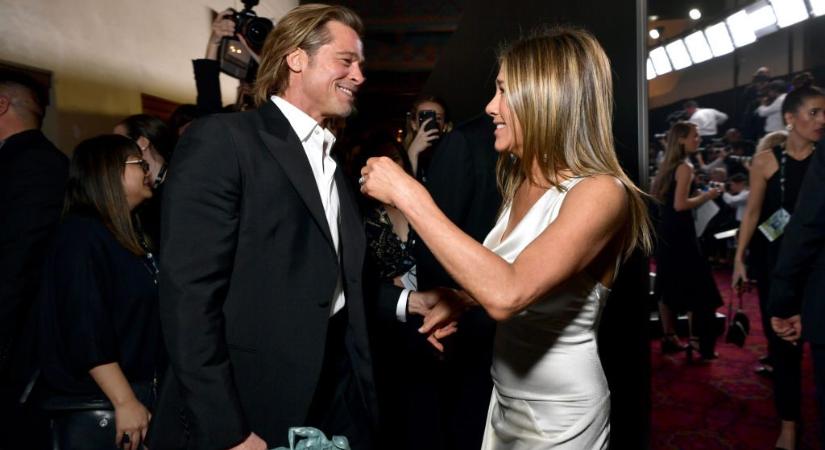 Tényleg Brad Pitt tűnt fel Jennifer Aniston szelfijén? A rajongók szerint igen!