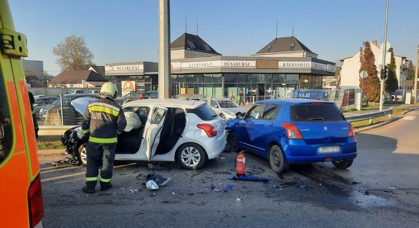 Péntek, 13: brutális baleset - totálkáros autók a reggeli, nyíregyházi karambolban! (fotókkal)