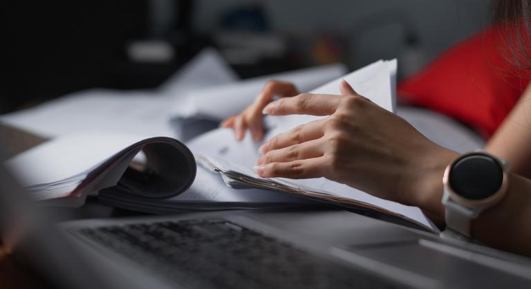 Bejelentés érkezett a kormánytól, újabb ágazat alkalmazottai kapnak egyhavi plusz juttatást