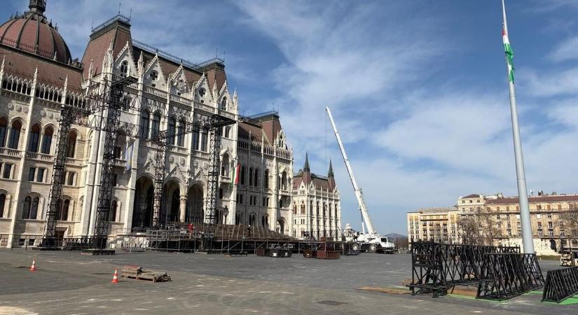 Lázasan készülnek a március 15-i ünnepségre a Kossuth téren