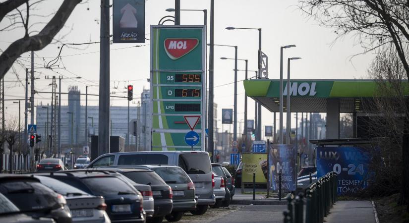 Megint módosította az Orbán-kormány a védett áras üzemanyagokról szóló szabályokat