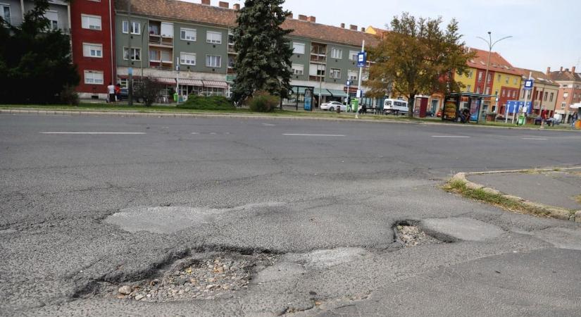 Sokk Szombathelyen: a nemi szervét mutogatta egy férfi a buszállomáson