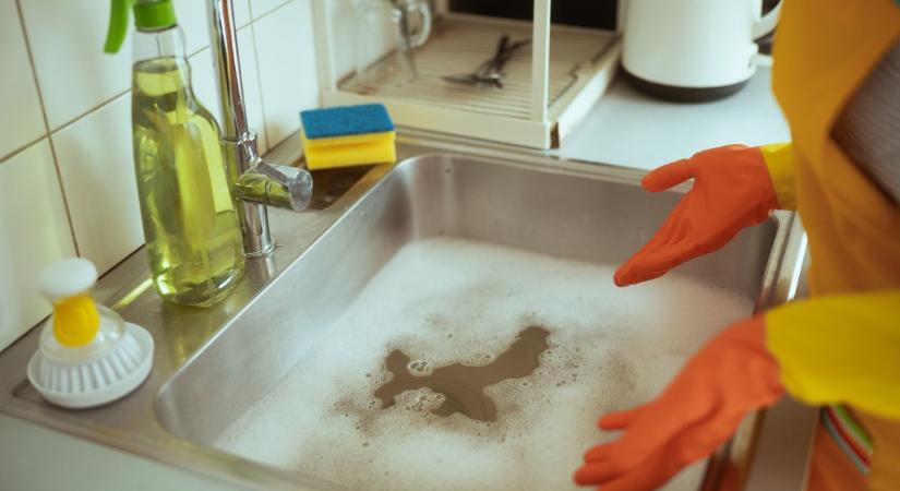 5 perces trükk, amivel kiüríthetsz bármilyen lefolyót – vízvezeték-szerelő tippje