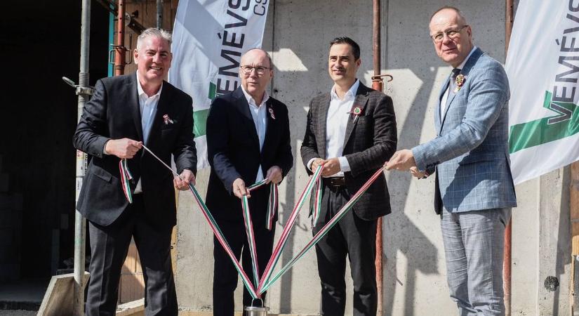 Időkapszulát helyeztek el a készülő VEMÉVSZER munkásszálló alapköve alá (galéria)