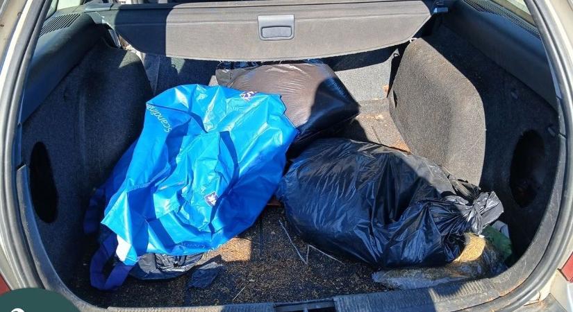 Kutyák és tanú mellett nyitották ki a Debrecenben parkoló autót: nem számoltak azzal, amit benne találtak