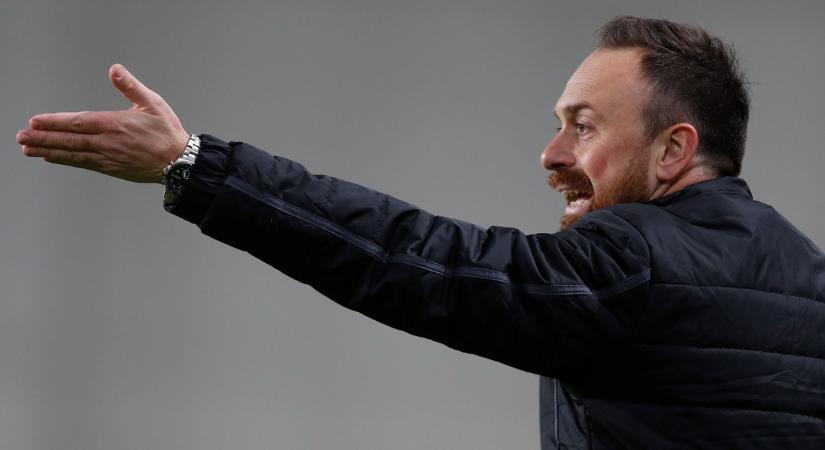 Megrázó fotó a ferihegyi reptérről, így búcsúzott a feleségéhez igyekvő NB I-es edző