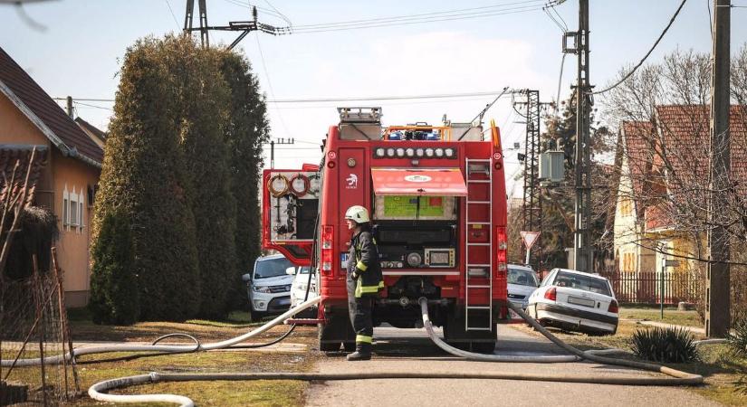 Lángoló kertek, füstölgő házak – mentették a menthetőt a szabolcsi tűzoltók