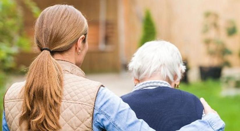 Segítségnek álcázta, elfutott az idős ember holmijával az utcai ragadozó