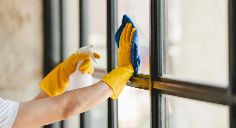 Megint foltos és homályos maradt? Ezzel a filléres összetevővel hetekig ragyogni fognak az ablakok