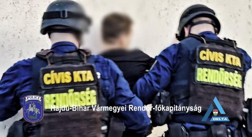 Rendőrök lepték el a hajdú-bihari házat, sorfallal várták a magát megadó férfit – videóval
