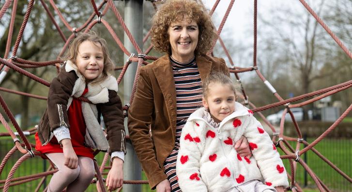 Nagymamának nézik, pedig valójában az ikrek édesanyja