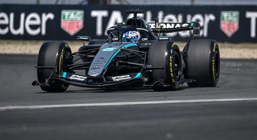 A Forma-1 első sprint időmérőjén is mindenkit agyonvert a Mercedes