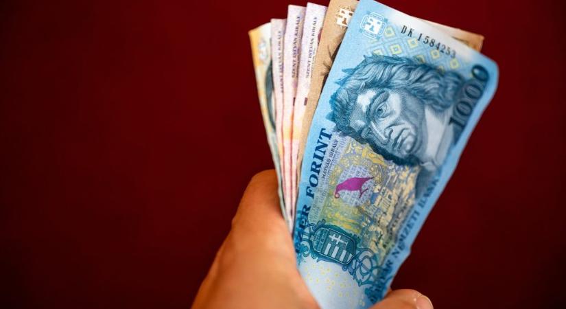 Lassan a 400-hoz közelít az euróárfolyam