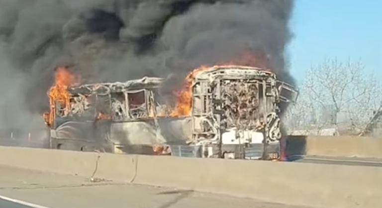 Lángoló buszból menekültek az utasok egy amerikai autópályán