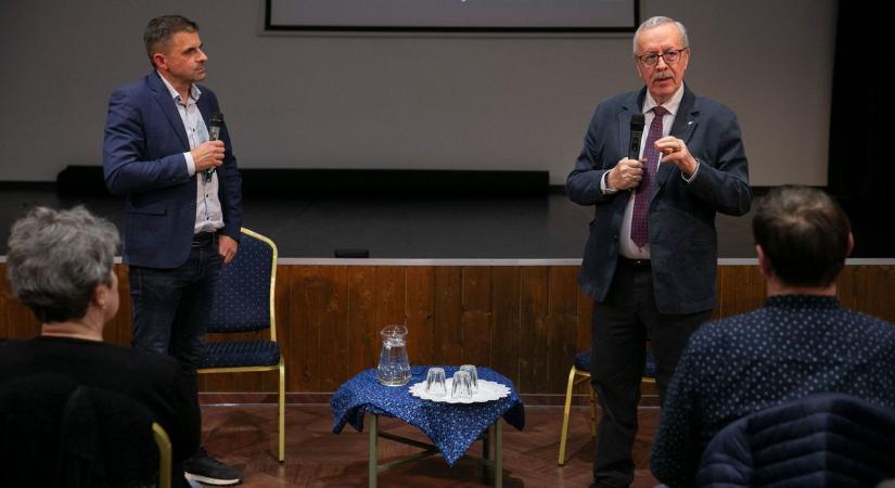 Bakondi György Tiszakécskén: „Aki a magyarokba bele akar harapni, annak beletörik a foga”