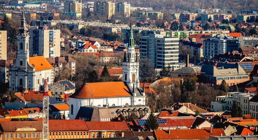 Nemzeti színek az égben! Látványos március 15-i díszbe öltözött Miskolc belvárosa (képpel)