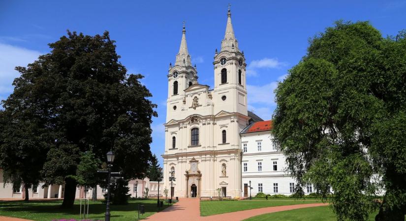 Új turisztikai központ épül Zircen