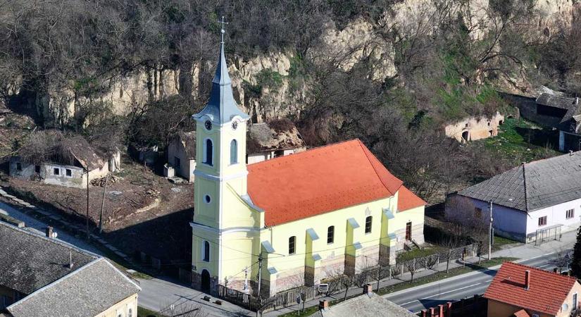 Indulhat a vörösmarti katolikus templom felújítása