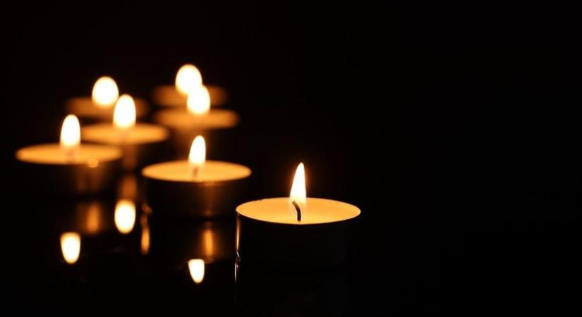 Egykori pedagógusától búcsúzik a szentesi intézmény