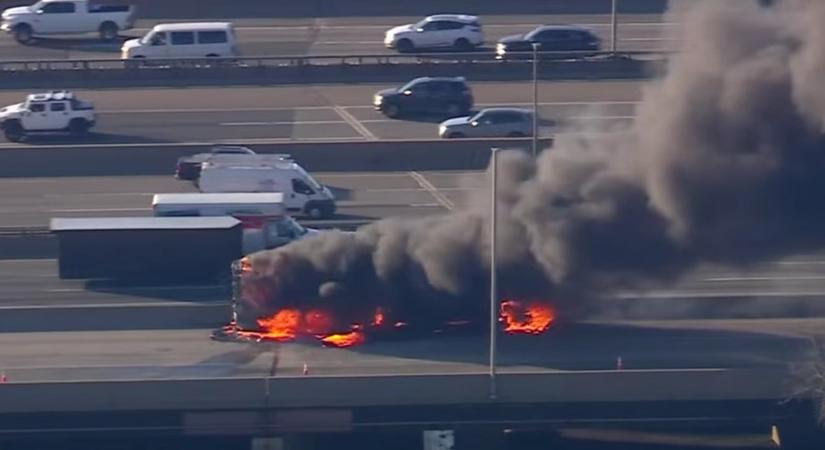 Rémisztő videó: pillanatok alatt lángoló roncssá vált egy autóbusz, pánikolva menekültek róla az utasok