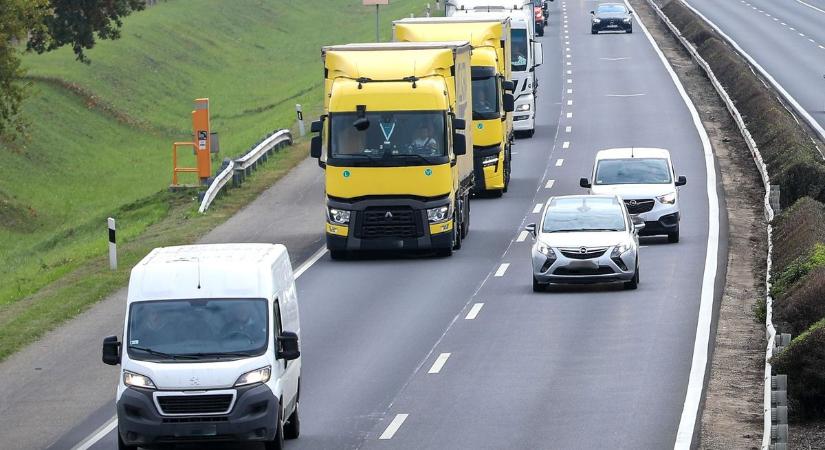 Igencsak bedugult az M1-es sztráda, hosszú utazás vár a sofőrökre