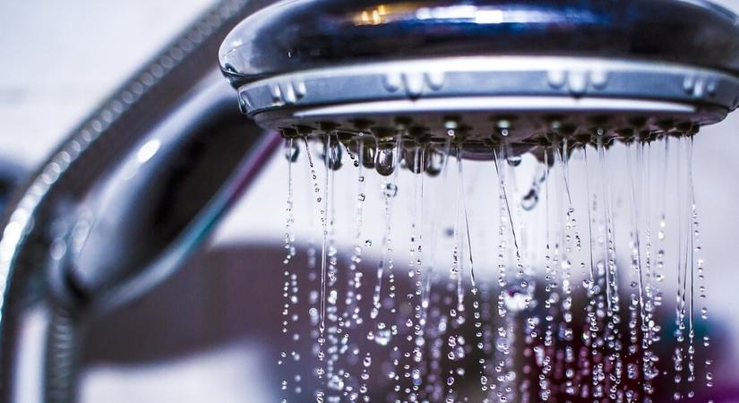 Tényleg minden nap kell? Meglepő szakértői tanács: 60 felett ennyi zuhanyzás az ideális