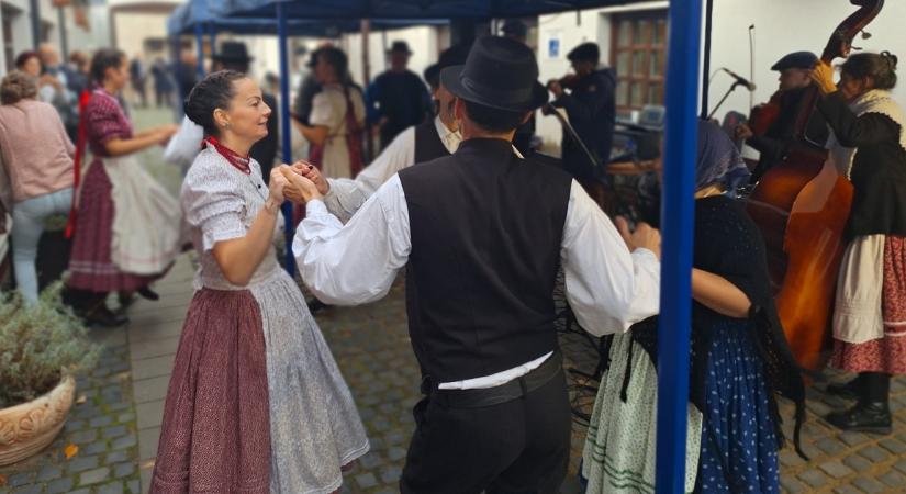 Mákos guba, néptánc és kézműves csodák: nagyvásárral köszöntik a tavaszt Debrecenben