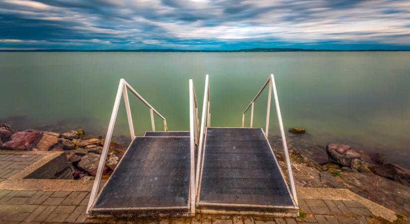 Bűzös iszaphegyek miatt áll a bál balatoni strandon: kiderült, miért vannak ott valójában