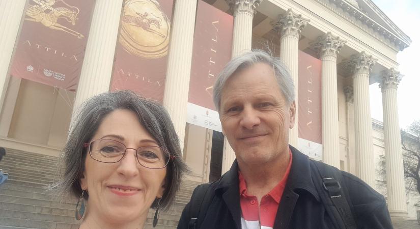 Aragorn Budapesten: Viggo Mortensen váratlanul felbukkant a Nemzeti Múzeumban