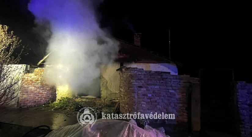 Egy lakatlan szolnoki házban volt tűz