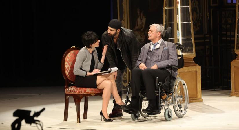 Dicső Dániel dicső rendezése az Életrevalók – „Fülprosti” is játszik a darabban