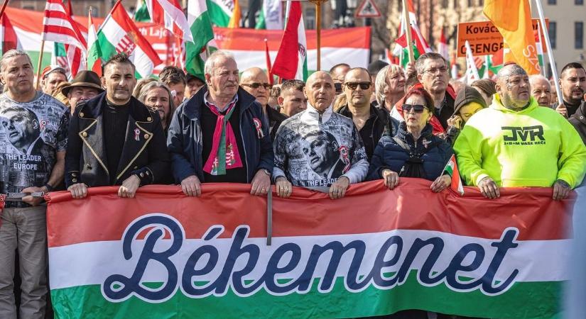 Babakocsival a tömegben: egy balatonlellei édesapa elárulta, miért viszi el gyermekeit a vasárnapi Békemenetre
