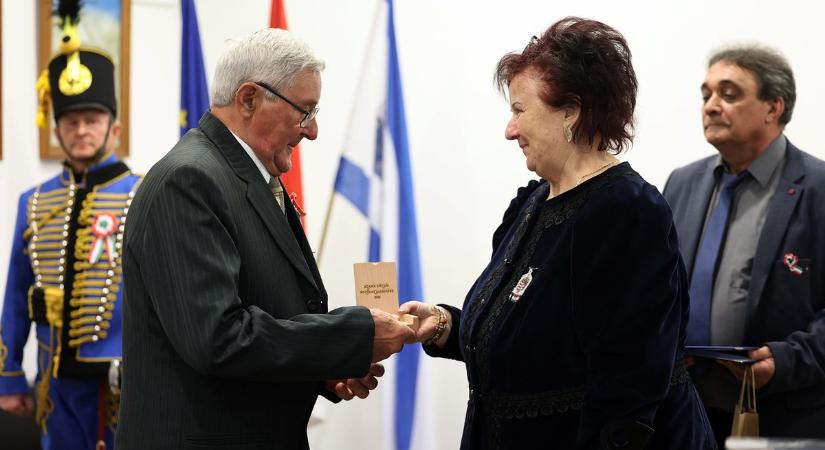 Szank ünnepelt: pedagógusok, gazdák és hős életmentők kaptak elismerést a nemzeti ünnepen – fotók