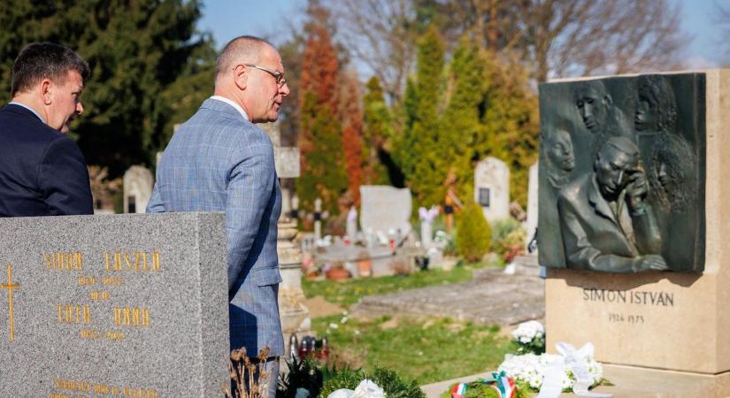 Okos parcellakövet avattak Bazsiban Simon István költő emlékére