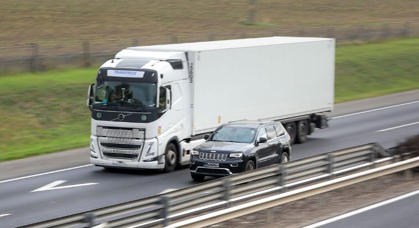 Baleset és műszaki hibás kamion nehezíti a közlekedők dolgát az M1-esen