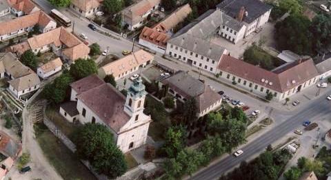 „Isten, haza, család” – politikai gyorstalpalót tartott az etyeki polgármester