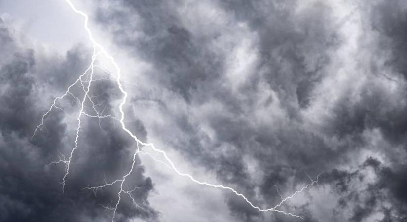 Zivatar csap le pénteken ezekre a vármegyékre: villámlásra és jégesőre is figyelmeztetnek a meteorológusok