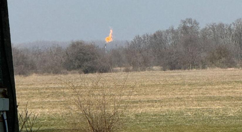 Mi történik? Messziről látni a több méteres lángot Hajdúszoboszlónál – fotóval, videóval