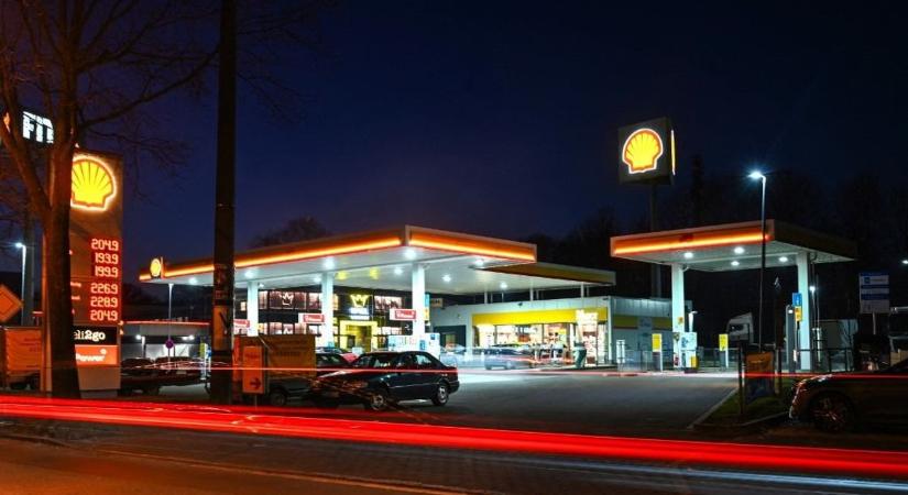 Az EU csak tétlenül figyel: Németországban átlépték a két eurót az üzemanyagárak – aki teheti, már Lengyelországba jár tankolni