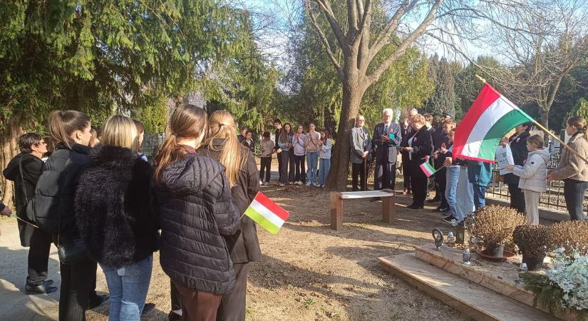 Szekszárd így emlékezett a hősökre – koszorúk Garay Antal sírjánál